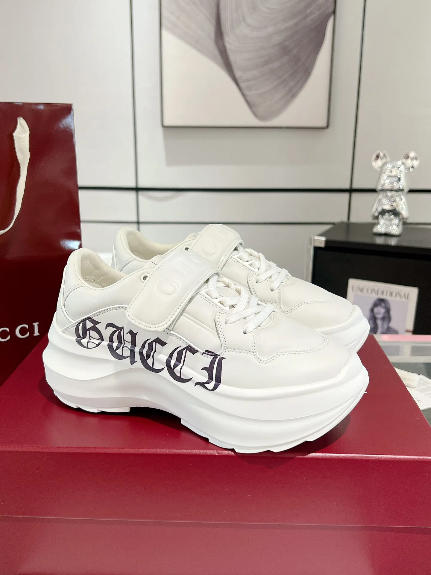 👟👟Ex-factory price 700👟👟 Gucci Wave women's wedge sneakers, wave shoes, Velcro dad shoes, original purchase, development and production. Creative director Sabato De Sarno presents new sneakers inspired by lightness and agility. This shoe has a sculptural thick sole shape and is made of lightweight ethylene vinyl acetate (EVA) material. It is comfortable and durable, and has a soft and waxy feel like stepping on waves. It is embellished with the Gucci handwritten logo and injects the brand's classic style. Original customized cowhide. Original customized soft sheepskin lining. Original molded Eva outsole. Bottom thickness: 5cm in front and 6.3cm in back. Size: 35-40#